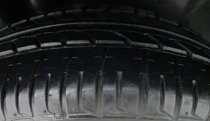 2013 Volkswagen Vento HIGHLINE DIESEL, Diesel, Manual, 40,608 km, Right Rear Tyre Tread