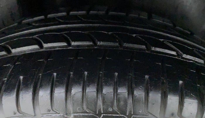 2013 Volkswagen Vento HIGHLINE DIESEL, Diesel, Manual, 40,608 km, Right Front Tyre Tread