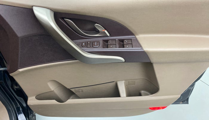 2014 Mahindra XUV500 W6 4X2, Diesel, Manual, 75,922 km, Driver Side Door Panels Control