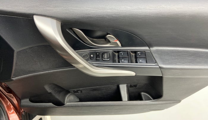 2018 Mahindra XUV500 W7 FWD, Diesel, Manual, 46,051 km, Driver Side Door Panels Control