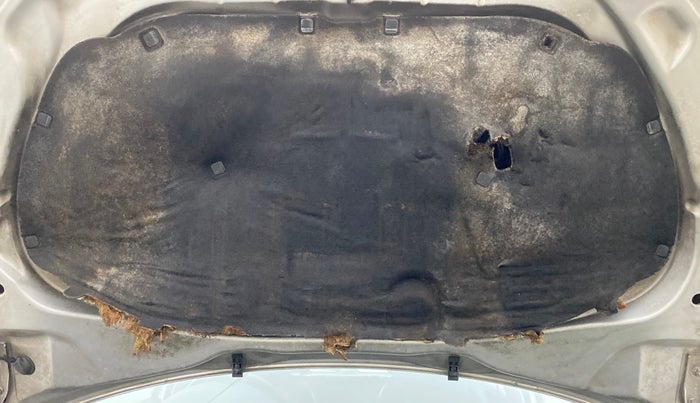 2014 Volkswagen Cross Polo HIGHLINE TDI, Diesel, Manual, 76,838 km, Bonnet (hood) - Insulation cover has minor damage