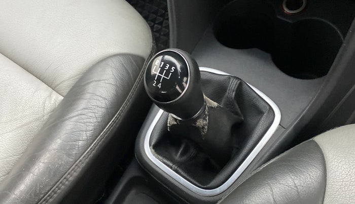 2014 Volkswagen Cross Polo HIGHLINE TDI, Diesel, Manual, 76,838 km, Gear lever - Boot cover slightly torn