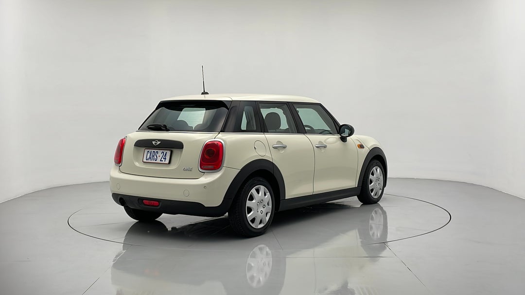 Right Back Diagonal (45- Degree) View