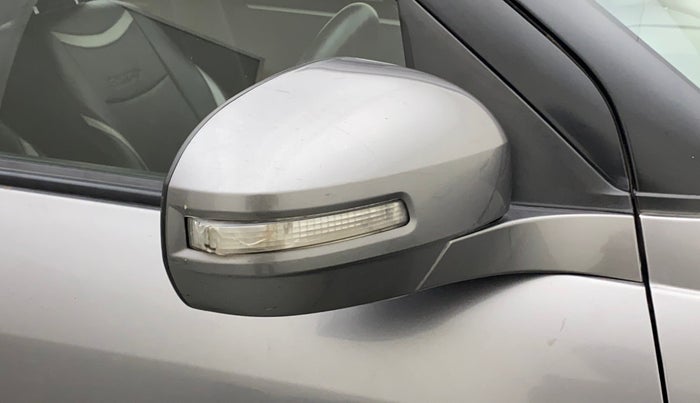 2013 Maruti Swift VXI, Petrol, Manual, 77,946 km, Right rear-view mirror - Indicator light has minor damage