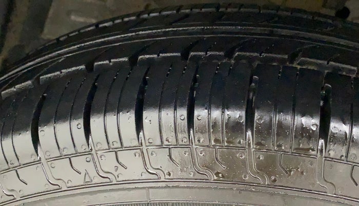 2013 Maruti Swift VXI, Petrol, Manual, 77,946 km, Left Front Tyre Tread
