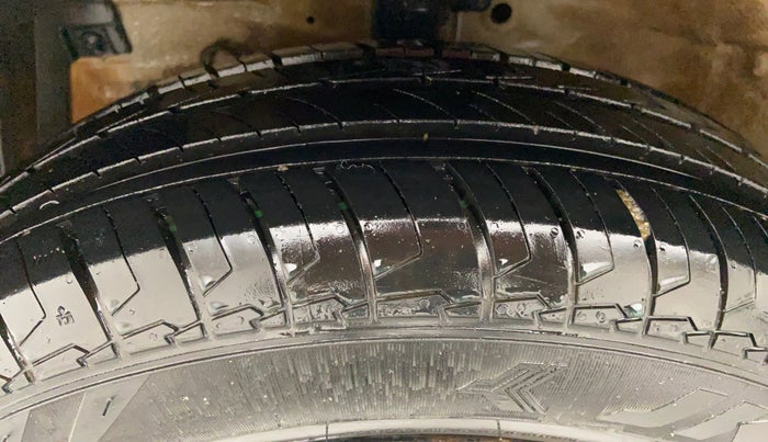 2014 Maruti Swift VXI D, Petrol, Manual, 28,893 km, Left Front Tyre Tread