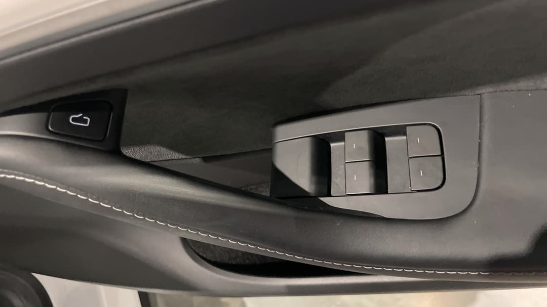 2023 Tesla Model Y Performance, Automatic, 23556 km, Drivers Side Door Panel Controls