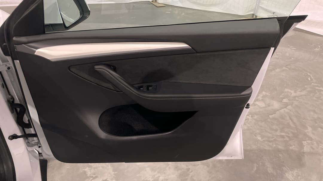 2023 Tesla Model Y Performance, Automatic, 23556 km, Speaker View