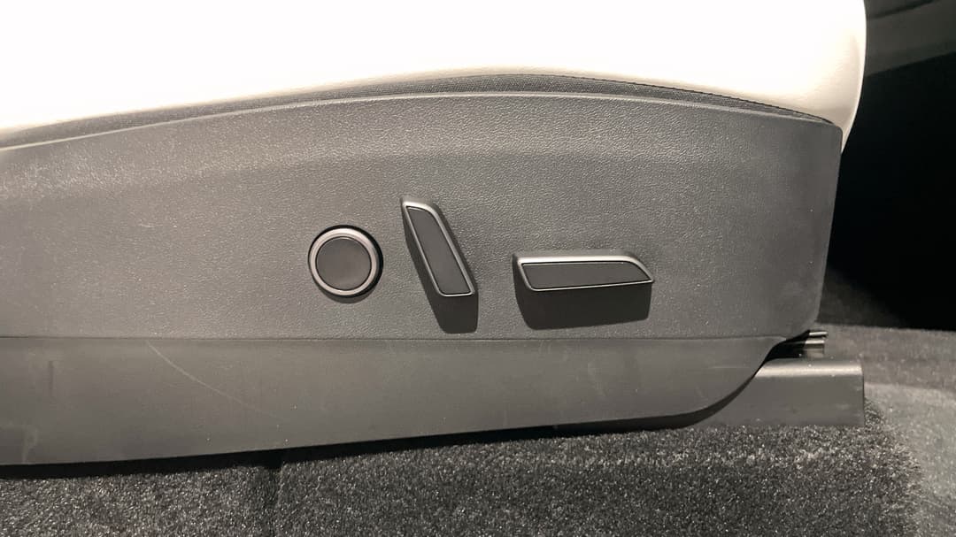 2023 Tesla Model Y Performance, Automatic, 23556 km, Drivers Side Adjustment Panel
