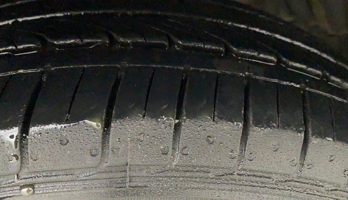 2017 Maruti Ciaz ZETA 1.4  MT PETROL, Petrol, Manual, 78,523 km, Right Rear Tyre Tread
