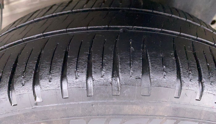 2015 Toyota Etios Liva V, Petrol, Manual, 88,435 km, Left Rear Tyre Tread