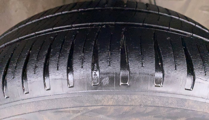 2015 Toyota Etios Liva V, Petrol, Manual, 88,435 km, Right Front Tyre Tread