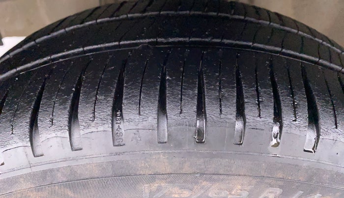 2015 Toyota Etios Liva V, Petrol, Manual, 88,435 km, Left Front Tyre Tread