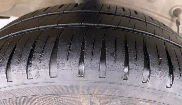 2015 Toyota Etios Liva V, Petrol, Manual, 88,435 km, Right Rear Tyre Tread