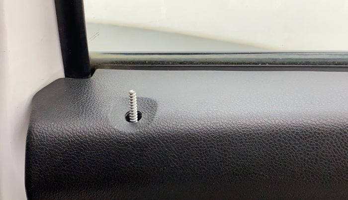 2017 Renault Kwid RXT 1.0, Petrol, Manual, 74,467 km, Lock system - Door lock knob has minor damage