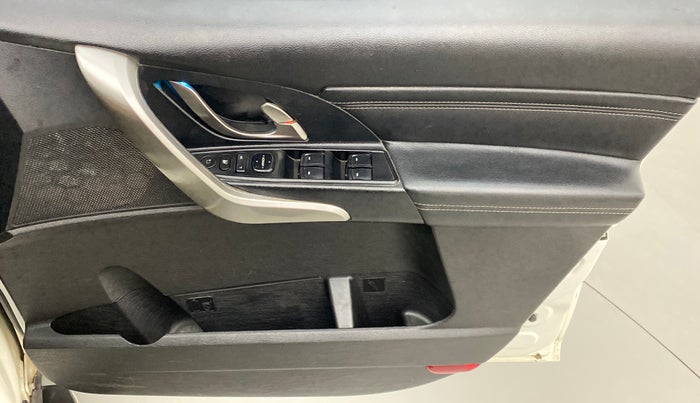 2018 Mahindra XUV500 W11 FWD, Diesel, Manual, 89,232 km, Driver Side Door Panels Control