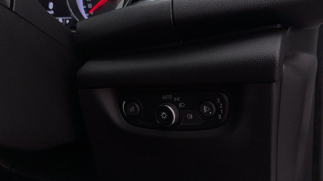 2018 Holden Commodore Rs, Automatic, 138381 km, Utility Switches/Buttons