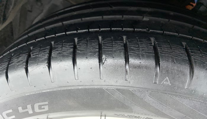 2015 Maruti Ciaz ZXI PLUS, Petrol, Manual, 28,446 km, Left Front Tyre Tread