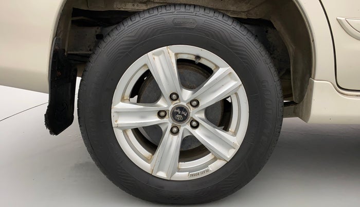 2015 Toyota Innova 2.5 GX 8 STR, Diesel, Manual, 1,17,210 km, Right Rear Wheel
