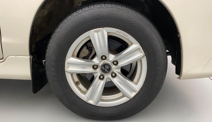 2015 Toyota Innova 2.5 GX 8 STR, Diesel, Manual, 1,17,210 km, Right Front Wheel