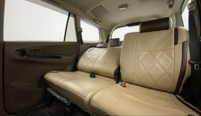 2015 Toyota Innova 2.5 GX 8 STR, Diesel, Manual, 1,17,210 km, Reclining Back Row Seats