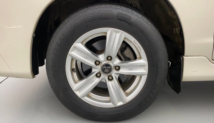 2015 Toyota Innova 2.5 GX 8 STR, Diesel, Manual, 1,17,210 km, Left Front Wheel