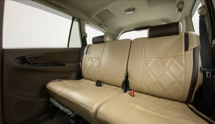 2015 Toyota Innova 2.5 GX 8 STR, Diesel, Manual, 1,17,210 km, Right Side Rear Door Cabin