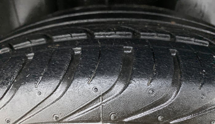 2015 Skoda Rapid ELEGANCE 1.6 MPFI AT, Petrol, Automatic, 20,456 km, Right Rear Tyre Tread