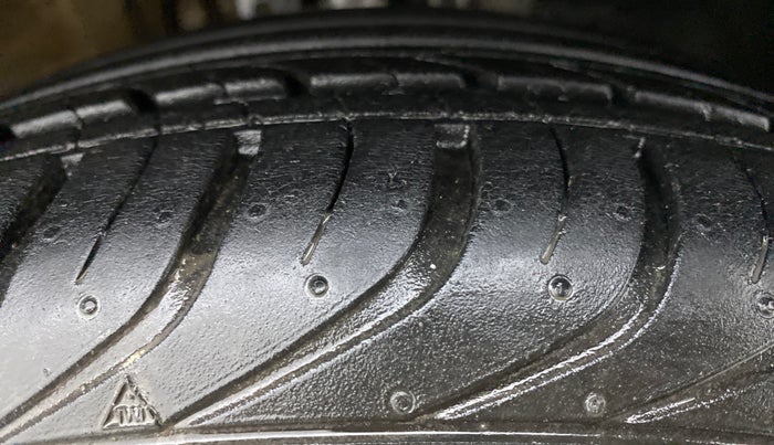 2015 Skoda Rapid ELEGANCE 1.6 MPFI AT, Petrol, Automatic, 20,456 km, Right Front Tyre Tread