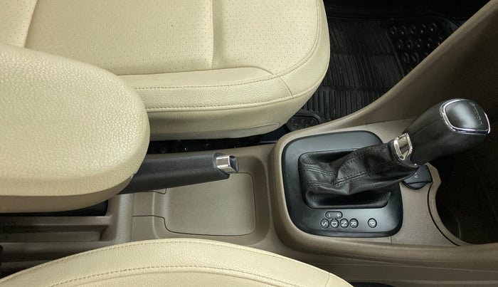 2015 Skoda Rapid ELEGANCE 1.6 MPFI AT, Petrol, Automatic, 20,456 km, Gear Lever