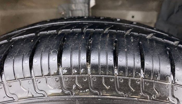 2015 Maruti Swift Dzire VXI, Petrol, Manual, 63,873 km, Right Front Tyre Tread