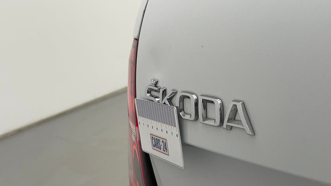 Boot / Tailgate Tailgate Dent