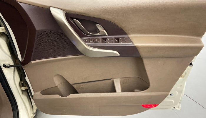 2014 Mahindra XUV500 W6 4X2, Diesel, Manual, 75,628 km, Driver Side Door Panels Control