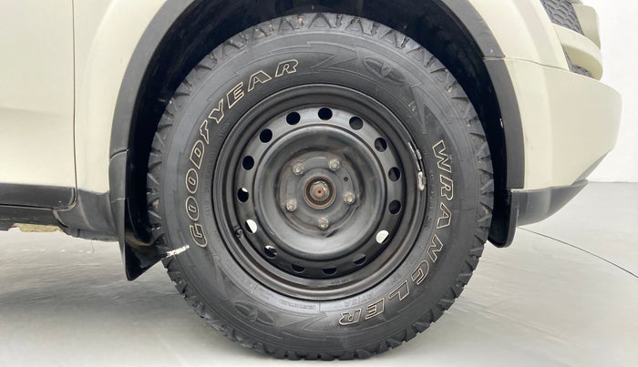 2014 Mahindra XUV500 W6 4X2, Diesel, Manual, 75,628 km, Right Front Wheel
