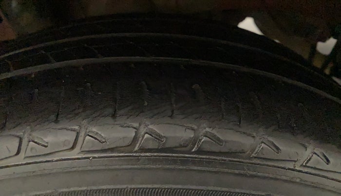 2017 Mahindra Kuv100 K8 6 STR, Petrol, Manual, 62,386 km, Right Front Tyre Tread