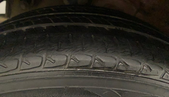 2017 Mahindra Kuv100 K8 6 STR, Petrol, Manual, 62,386 km, Left Front Tyre Tread