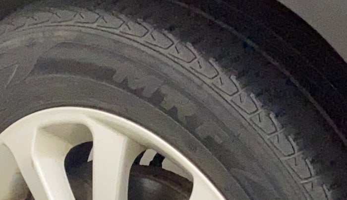 2017 Mahindra Kuv100 K8 6 STR, Petrol, Manual, 62,386 km, Left front tyre - Minor crack