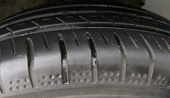 2013 Maruti Swift VXI D, Petrol, Manual, 37,197 km, Left Rear Tyre Tread