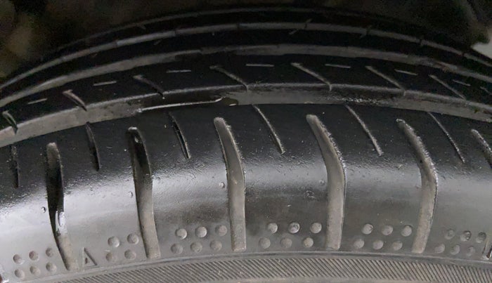 2013 Maruti Swift VXI D, Petrol, Manual, 37,197 km, Left Front Tyre Tread