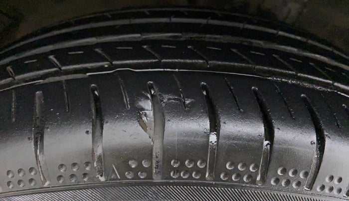 2013 Maruti Swift VXI D, Petrol, Manual, 37,197 km, Right Rear Tyre Tread