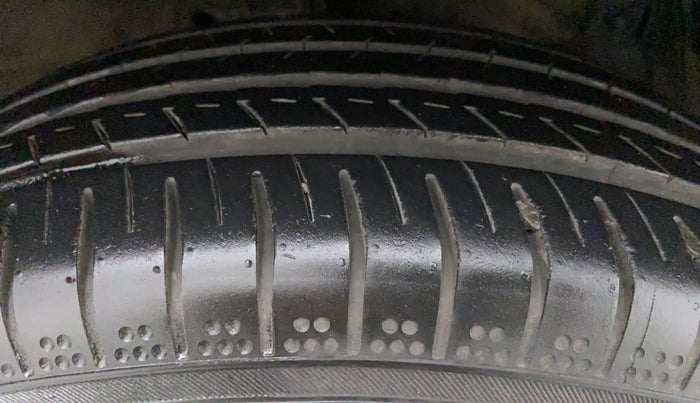 2013 Maruti Swift VXI D, Petrol, Manual, 37,197 km, Right Front Tyre Tread