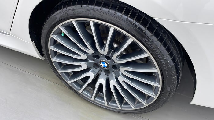 BMW 730LI-Alloy Wheel LHS Rear Scratch