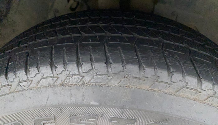 2017 Mahindra XUV500 W10 AT, Diesel, Automatic, 63,295 km, Right Front Tyre Tread