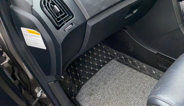 2017 Mahindra XUV500 W10 AT, Diesel, Automatic, 63,295 km, Dashboard - Cup holder not working