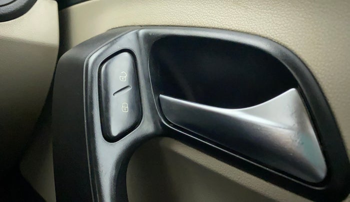 2011 Volkswagen Polo TRENDLINE 1.2L PETROL, Petrol, Manual, 67,479 km, Lock system - Central locking partially non-functional (Internal)