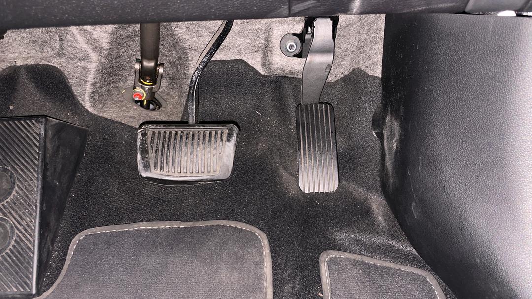 2020 Hyundai Venue Active, Automatic, 43470 km, Pedals and Footmat