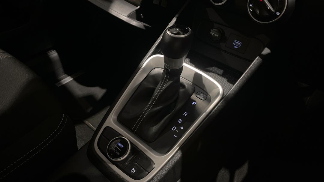 2020 Hyundai Venue Active, Automatic, 43470 km, Gear Lever 