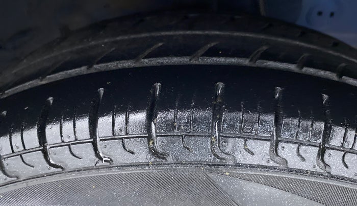 2017 Hyundai Eon ERA PLUS, Petrol, Manual, 30,295 km, Right Front Tyre Tread
