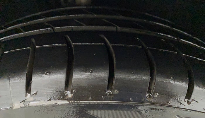 2014 Skoda Rapid AMBITION 1.6 MPI MT PLUS, Petrol, Manual, 73,415 km, Left Rear Tyre Tread