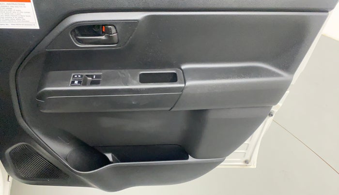 2019 Maruti New Wagon-R LXI CNG 1.0 L, CNG, Manual, 23,380 km, Driver Side Door Panels Control
